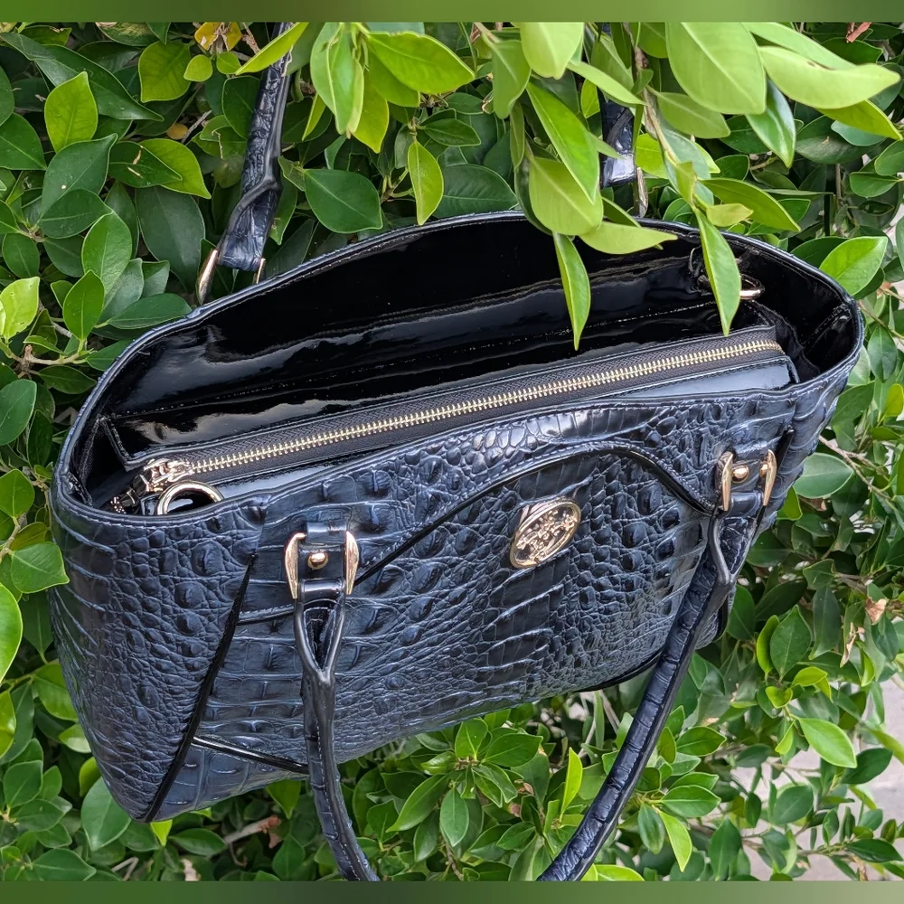 Chic Black Crocodile-Embossed Tote Bag - Picture 15 of 16